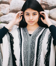 Load image into Gallery viewer, Kallpa Alpaca Poncho